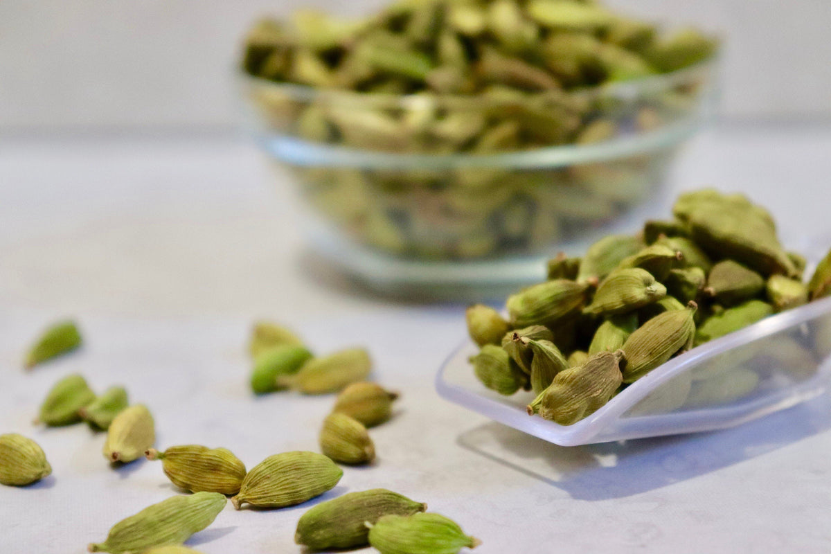 Whole green cardamom pods – product photo 3