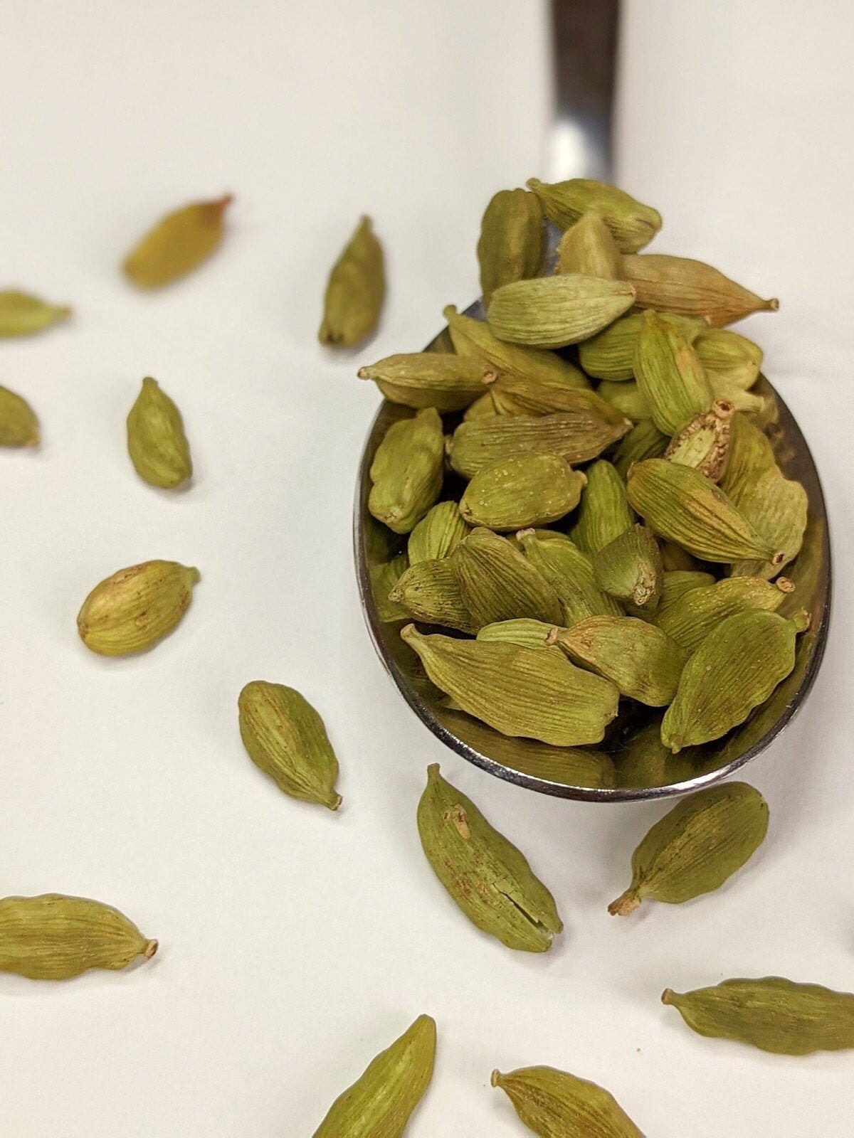 Whole green cardamom pods – product photo 5