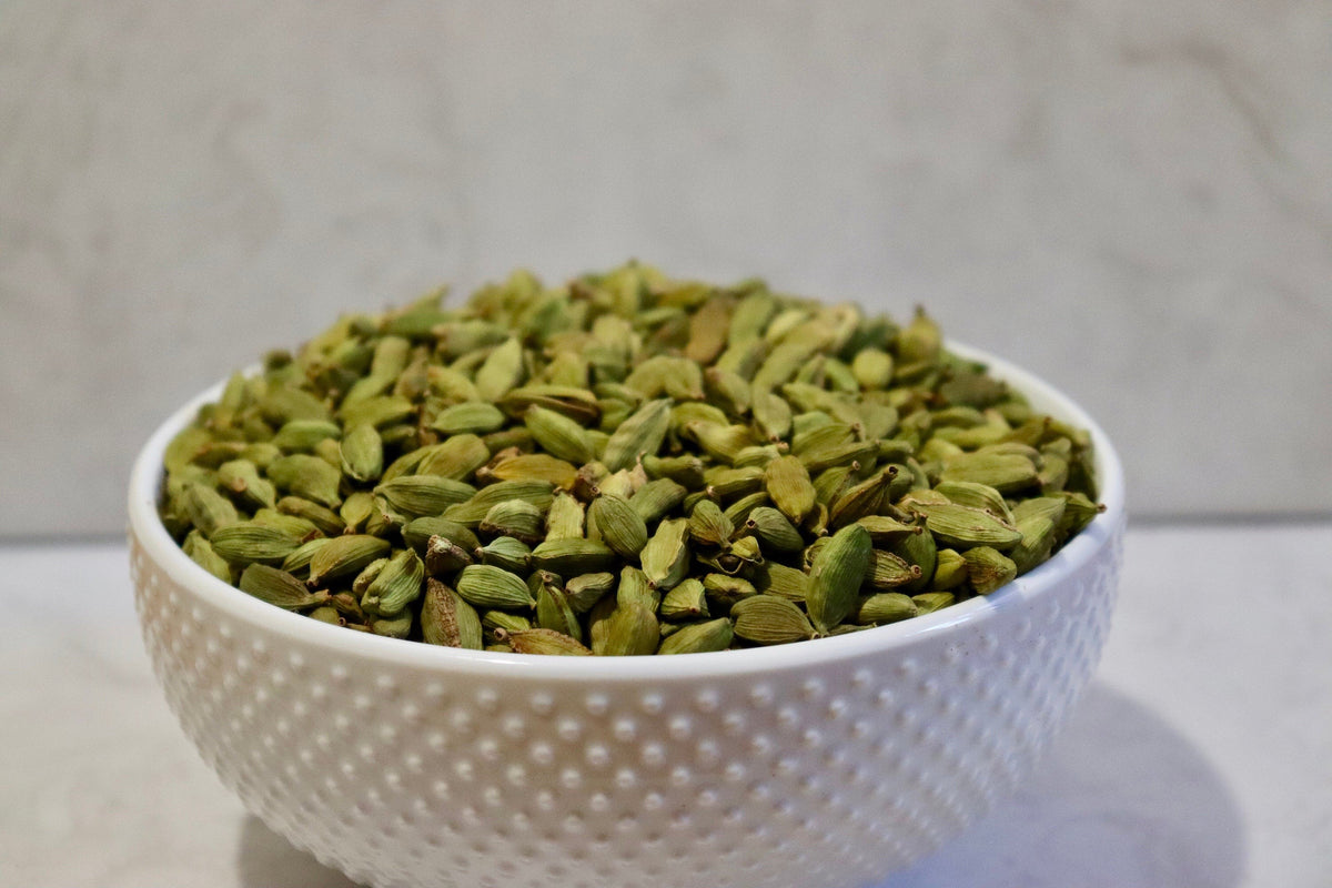 Whole green cardamom pods – product photo 2
